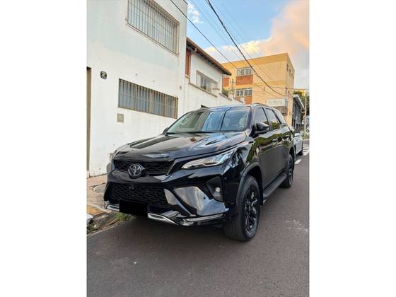 TOYOTA HILUX SW4 2.8 D-4D TURBO DIESEL SRX PLATINUM 7L 4X4 AUTOMÁTICO